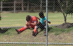 FOTOS | El conmovedor gesto de juvenil ecuatoriano con un futbolista de U. Católica