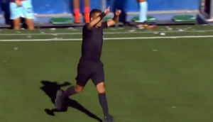 VIDEO | VAR para Bolivia: árbitro cobra penal con sistema que no existe en el país