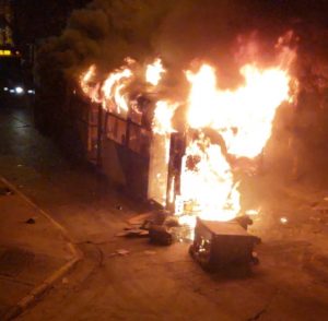 Encapuchados queman buses del Transantiago en barrio Yungay