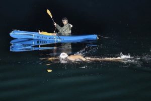 Nadadora Bárbara Hernández hace historia y cruza el Canal de la Mancha