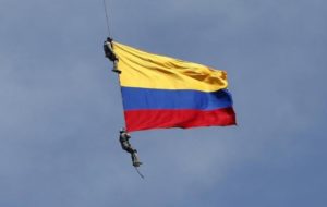 Dos militares colombianos mueren tras caer al vacío en acto oficial
