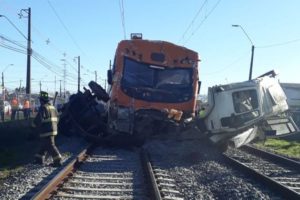 Dos muertos deja colisión de camión con Biotrén en Coronel