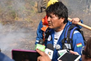 A 53 días de las elecciones, Evo Morales se viste de bombero y sale a combatir los incendios