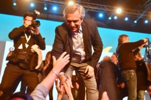 Triunfo K en Argentina desploma acciones y dispara el dólar