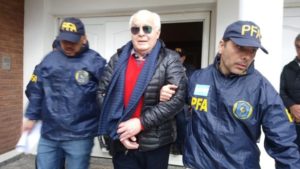 Detienen a sindicalista argentino en su mansión: tenía más de 170 millones de pesos, armas, joyas y otros lujos