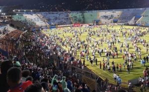 Tragedia en Honduras: incidentes entre barristas en el estadio dejaron cuatro muertos