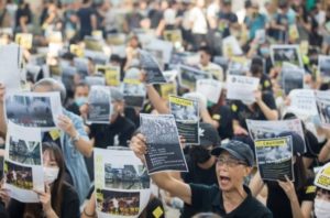 Manifestantes de Hong Kong se trasladan al aeropuerto: Inician ocupación que durará tres días