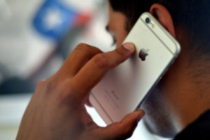 Denuncian a Apple y Samsung por 