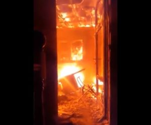 Rescatan a tres adultos mayores lesionados tras incendio en vivienda de Las Condes