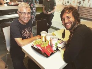 Un sonriente Jorge González sorprende al aparecer disfrutando de una hamburguesa