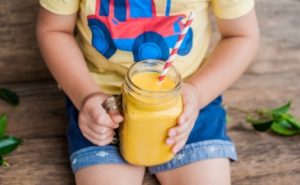 Niña está en coma porque en restaurante le dieron detergente industrial en vez de jugo