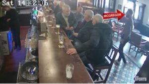 VIDEO | McGregor golpea a anciano que le rechazó un whisky