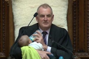 Presidente del parlamento de Nueva Zelanda cuidó a bebé de un diputado en pleno debate