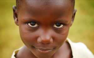 Acusan a joven estadounidense de instalar falsa clínica en Uganda: murieron cientos de niños