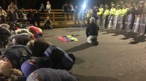 Venezolanos suplicaron de rodillas poder entrar a Ecuador