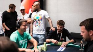 Arturo Vidal y Piqué ganan millonario premio jugando póker