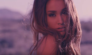 Ariana Grande confiesa reciente depresión y ataques de pánico