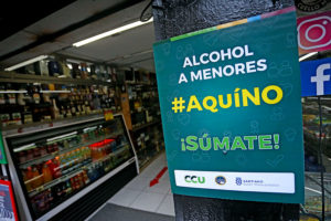 Municipalidad de Santiago lanzó campaña para prohibir venta de alcohol a menores de edad