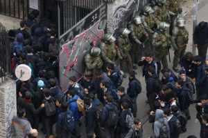 Contraloría: funcionarios municipales no pueden revisar mochilas de alumnos del Instituto Nacional