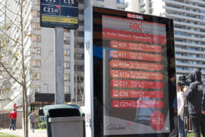 Instalan paraderos digitales con información sobre llegada de buses en Las Condes