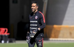 Claudio Bravo asoma como titular para el amistoso con Argentina