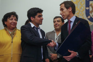 Alcalde de Santiago y alumnos firman acuerdo para modernización del Instituto Nacional