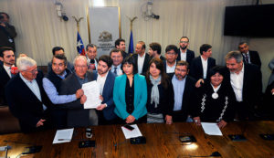 En medio de fuego cruzado, presentan acusación constitucional contra ministra Cubillos