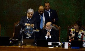 La tómbola favorece a Cubillos: mayoría oficialista analizará acusación constitucional