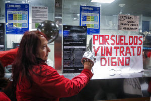 Cajeros llegan a acuerdo y deponen huelga que afectó al Metro de Santiago