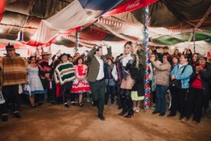 Responden a críticas por foto de alcalde Sharp bailando cueca con transformista