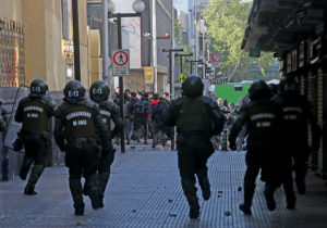 Registran enfrentamientos entre encapuchados y Carabineros en el Instituto Nacional