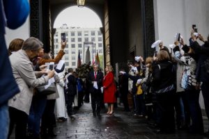 FOTOS | Piñera recibió en La Moneda figura de la Virgen de Fátima: pidió que 