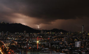 VIDEOS + FOTOS | Los mejores registros que dejó la sorpresiva tormenta eléctrica que azotó Santiago