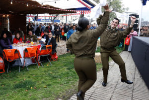 Polémico instructivo prohíbe a carabineros bailar cueca con uniforme institucional