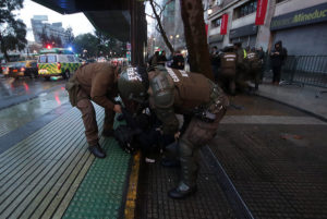 Providencia: atacan con bombas molotov a discoteca y automotoras