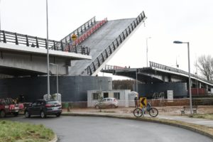 Azvi apunta al MOP por puente Cau Cau y CDE valora rechazo indemnizatorio