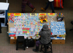 Funcionarios públicos no podrán comprar en el comercio ambulante en Santiago