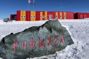 China con un pie dentro de la base chilena en la Antártica