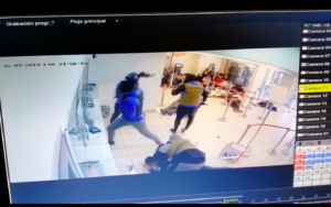 VIDEO | Cámara de seguridad grabó asalto con arma de guerra en ServiEstado