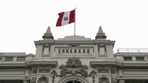 Congreso de Perú suspende a Vizcarra y designa nueva 