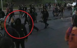VIDEO | Encapuchados atacan a equipo de TVN durante marcha 