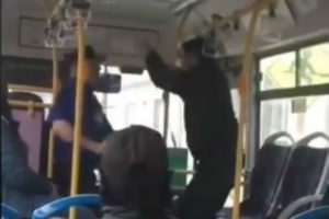 Registran violenta pelea entre chofer y pasajero de micro en Punta Arenas