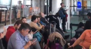 VIDEO | La calmada reacción por el sismo en el Aeropuerto de Santiago que se ganó la admiración mundial