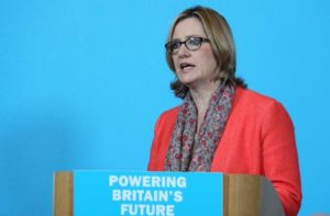 Otro revés para Johnson: Renuncia ministra del Trabajo del Reino Unido, Amber Rudd