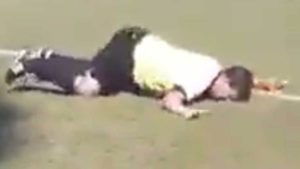 VIDEO | Árbitro asistente apareció ebrio en pleno partido en República Checa