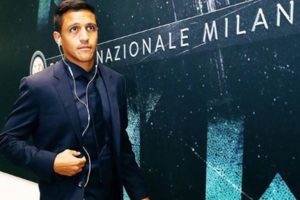 Alexis miró desde la banca el deslucido empate de Inter por la Champions