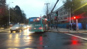 Bus chocó con poste y provocó masivo corte de luz en Las Condes