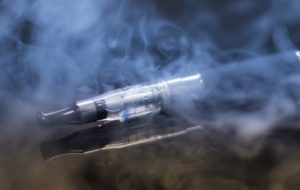 Joven usó un cigarrillo electrónico por dos años y sus pulmones están 