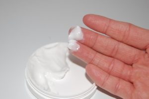 Mujer cayó en estado de coma luego de usar crema facial contaminada con mercurio