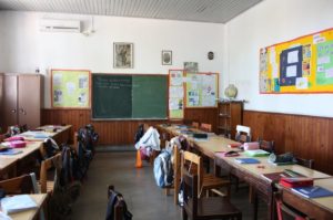 En primer día de clases: hombre ataca escuela y mata a ocho niños